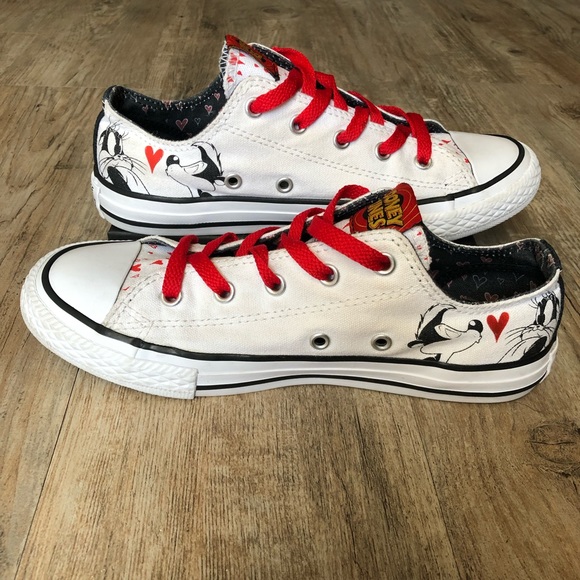 converse pepe le pew